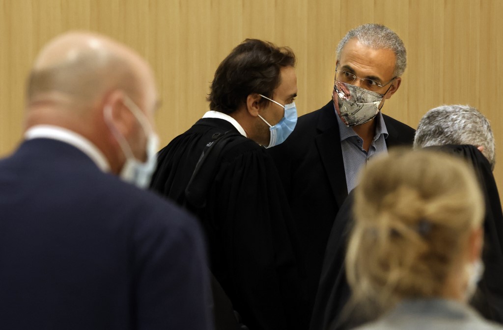 Tariq Ramadan arrive avec son avocat Emmanuel Marchini, portant des masques faciaux, au Palais de Justice de Paris, le 16 septembre 2020. (AFP).