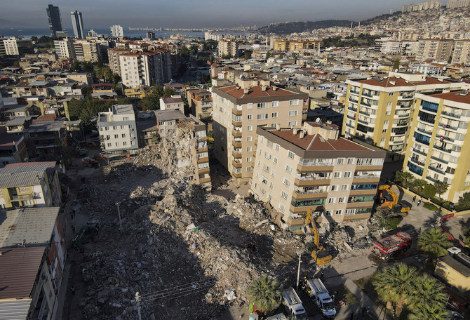 Sur cette image de drone, des bâtiments effondrés, détruits lors du tremblement de terre du 30 octobre sont percus à Izmir, en Turquie, le mardi 3 novembre 2020. (AP).