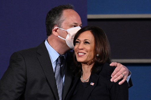 La nouvelle vice-présidente des Etats-Unis Kamala Harris et son mari Doug Emhoff (Robyn Beck /AFP)