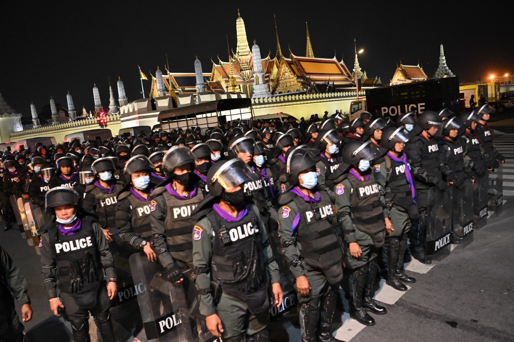 La police anti-émeute monte la garde devant le Grand Palais alors que des manifestants pro-démocratie participent à une manifestation anti-gouvernementale à Bangkok.(AFP)