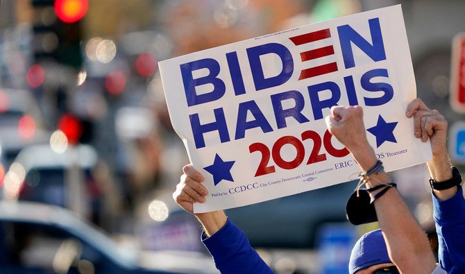 Un foule se réjouit de la victoire du président élu Joe Biden sur le président Donald Trump, le samedi 7 novembre 2020, dans le quartier commercial du Country Club Plaza à Kansas City, Mo. (AP)