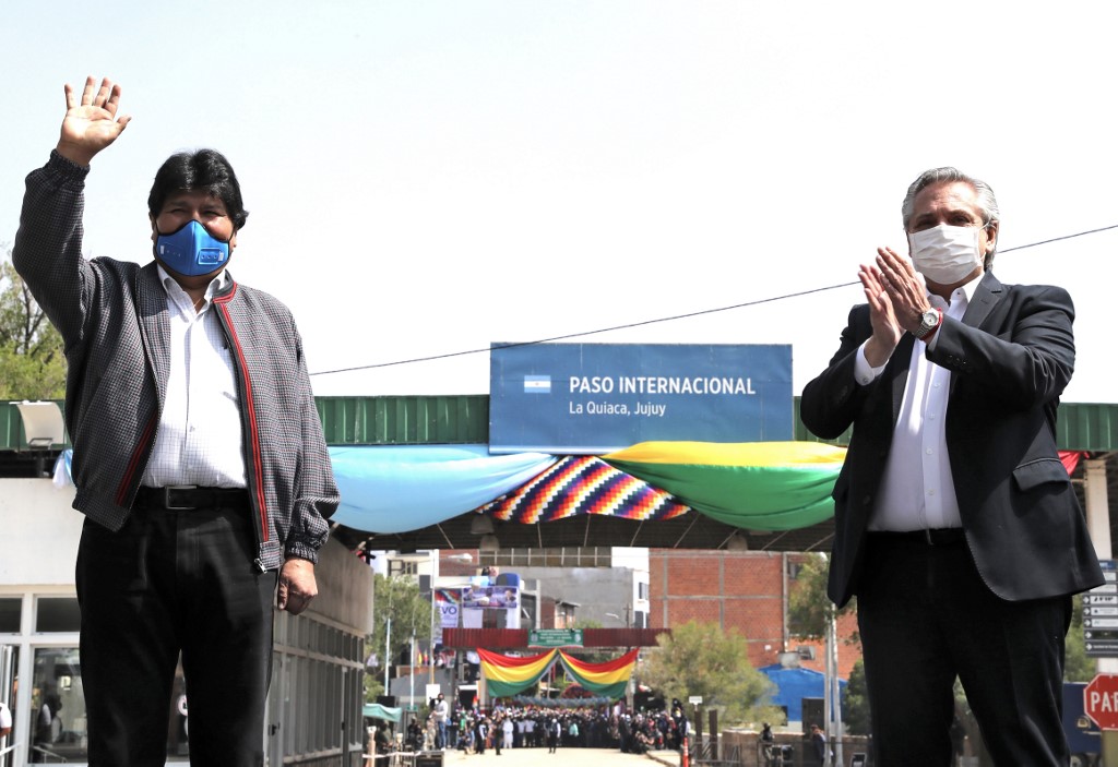 L'ancien président bolivien Evo Morales (à gauche) saluant le président argentin Alberto Fernandez à La Quiaca, en Argentine. (Présidence argentine / AFP)