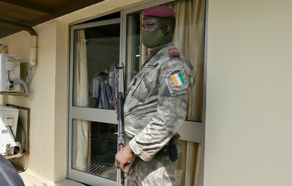 Un soldat ivoirien est debout au siège du Conseil constitutionnel à Abidjan. (Issouf SANOGO / AFP)