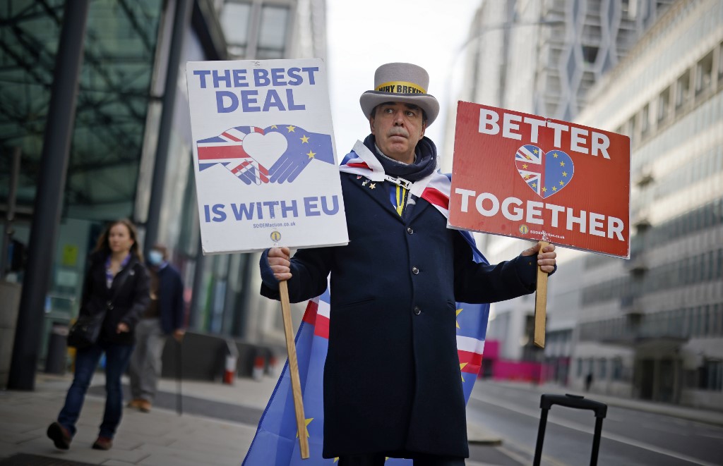 Le militant anti-Brexit Steve Bray tient des pancartes devant un centre de conférence du centre de Londres le 9 novembre 2020 alors que les négociations sur un accord commercial entre le Royaume-Uni et l'UE se poursuivent. (AFP)