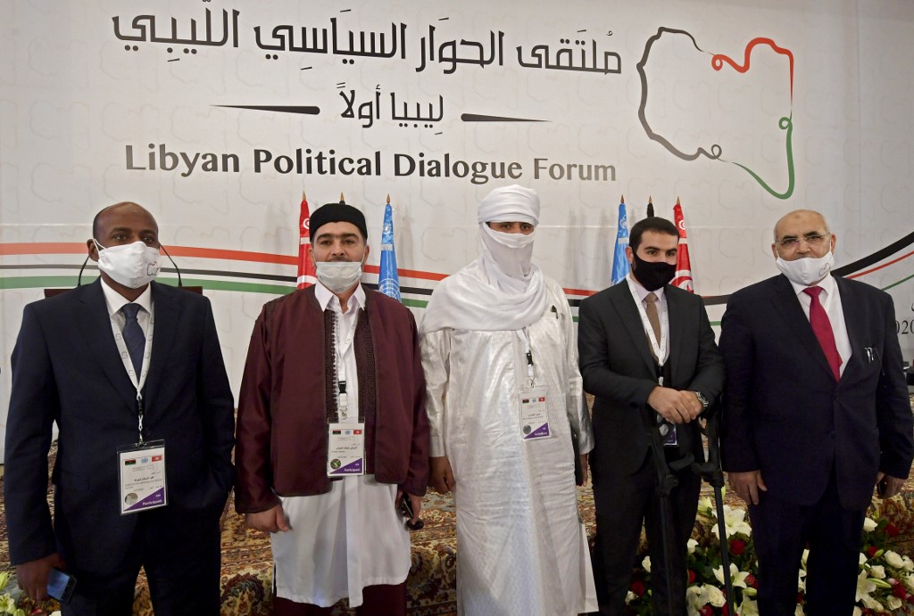 Des délégués libyens, Abdessalam Shuha, Abdallah Shibani, Hussein Mohamed Elansari, un participant non identifié et Abdel Majid Mlayqtah assistent à l'ouverture du Forum de dialogue politique libyen organisé à Gammarth dans la banlieue. (AFP)