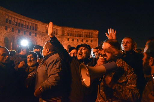 Cessez-le-feu au Karabakh: «Honte à toi à Pachinian!», crie la foule à Erevan