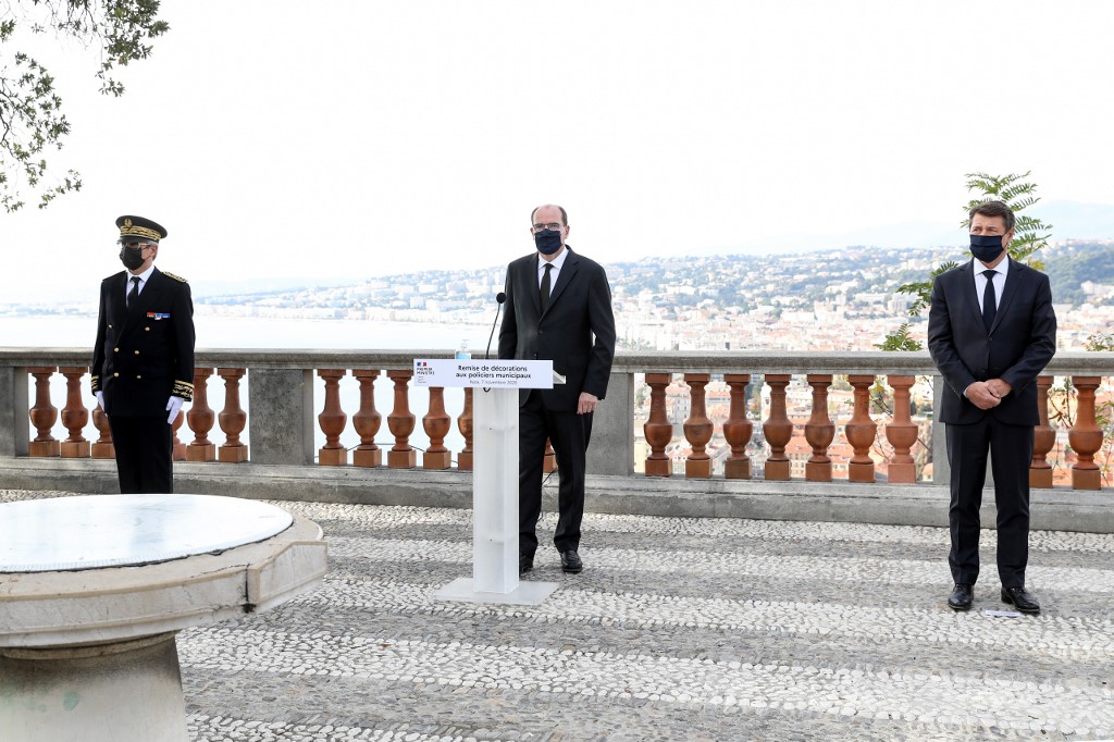 Le Premier ministre français Jean Castex prononce un discours aux côtés du maire de Nice Christian Estrosi lors d'une cérémonie à Nice, le 7 novembre 2020, en hommage aux trois victimes d'un attentat à la basilique Notre-Dame de Nice. (AFP)