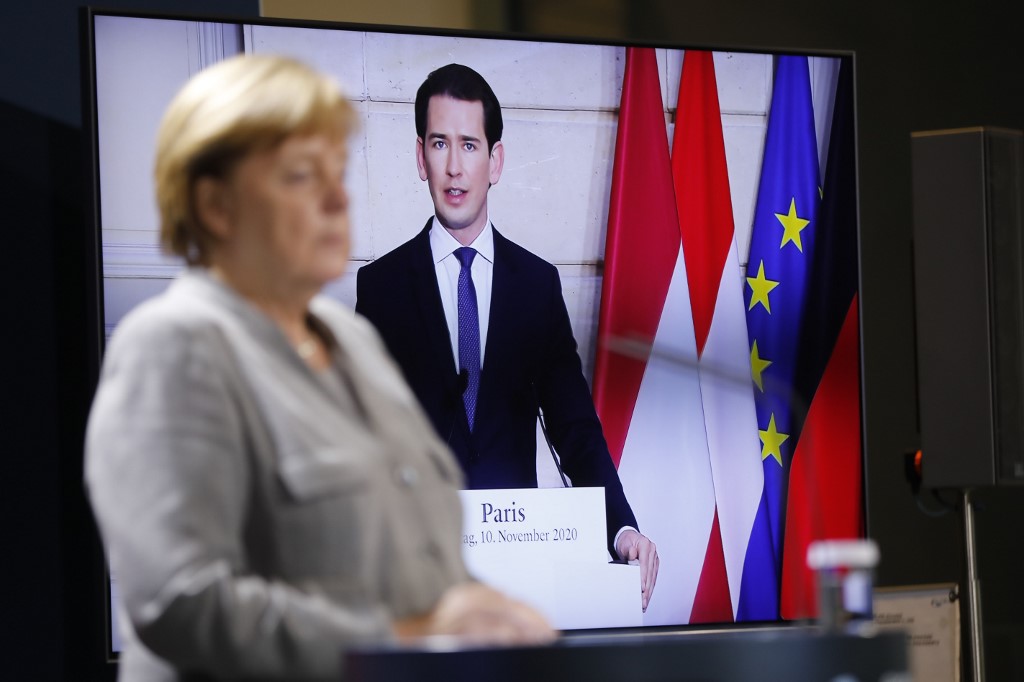 La chancelière allemande Angela Merkel assiste à une conférence de presse virtuelle sur les questions de sécurité avec le président français Emmanuel Macron. (AFP)