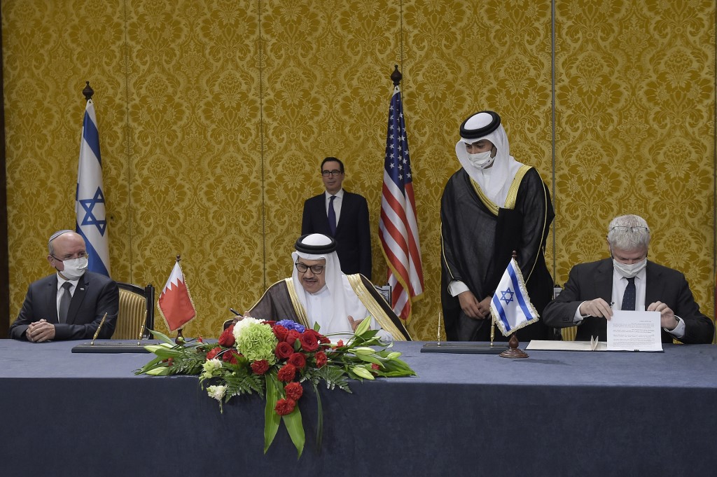 Le secrétaire américain au Trésor Steve Mnuchin assiste à une cérémonie de signature entre le chef de la délégation israélienne, le conseiller à la sécurité nationale Meir Ben Shabbat et le ministre bahreïni des Affaires étrangères Abdullatif bin Rashid Al-Zayan. (AFP)