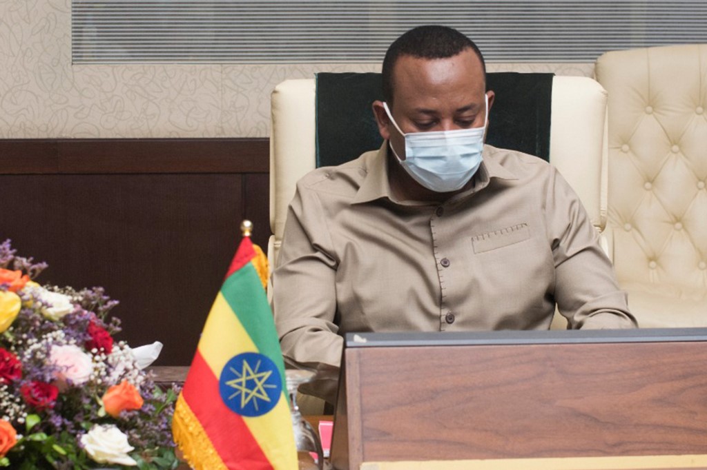 Une photo fournie par le Conseil des médias étrangers du Soudan montrant le Premier ministre éthiopien Abiy Ahmed rencontrant son homologue soudanais à Khartoum. (AFP)