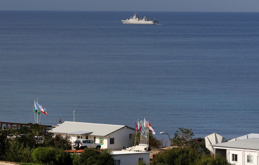 Un navire militaire de la force de maintien de la paix des Nations Unies au Liban (FINUL) est photographié au large de la ville de Naqura, dans le sud du Liban, à la frontière avec Israël, où des délégations des deux pays se réunissaient le 11 novembre 2020.(AFP)