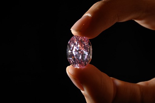 Un exceptionnel diamant rose russe vendu pour 26,6 millions USD à Genève