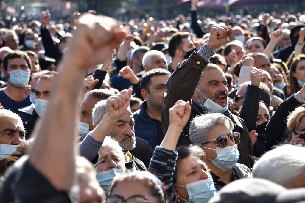 Arménie: 10 opposants arrêtés après des émeutes dues à l'accord sur le Nagorny Karabakh