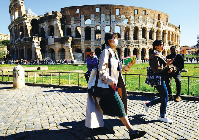 Les touristes portant des masques de protection à l'extérieur du Colisée à Rome. (AFP)