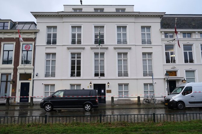 La police néerlandaise a encordé la zone autour de l'ambassade d'Arabie saoudite à La Haye, aux Pays-Bas, le jeudi 12 novembre 2020, après que plusieurs coups de feu aient été tirés sur le bâtiment tôt le matin. (AP)
