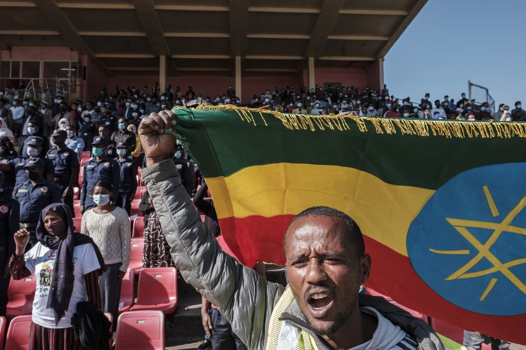 Un homme tient un drapeau national éthiopien lors d'un rassemblement pour le don de sang organisé par l'administration de la ville d'Addis-Abeba, le 12 novembre 2020. (EDUARDO SOTERAS / AFP)