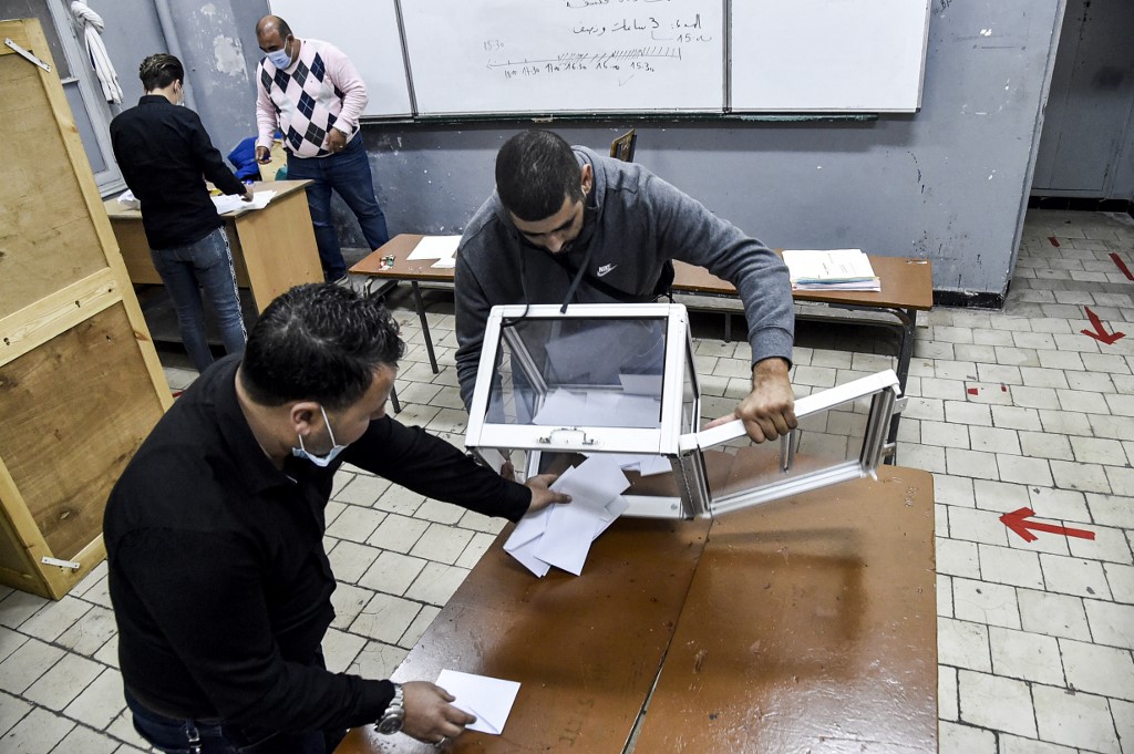 Le «oui» l’emporte avec une abstention record lors du referendum en Algérie