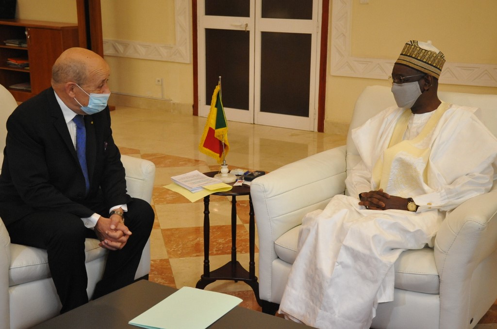 Cette photo de la présidence malienne prise le 25 octobre 2020 montre le ministre français des Affaires étrangères Jean-Yves Le Drian (à gauche) lors d'une visite officielle avec le président par intérim du Mali Bah Ndaw (à droite) à Bamako. (MALIAN PRESIDENCY / AFP)