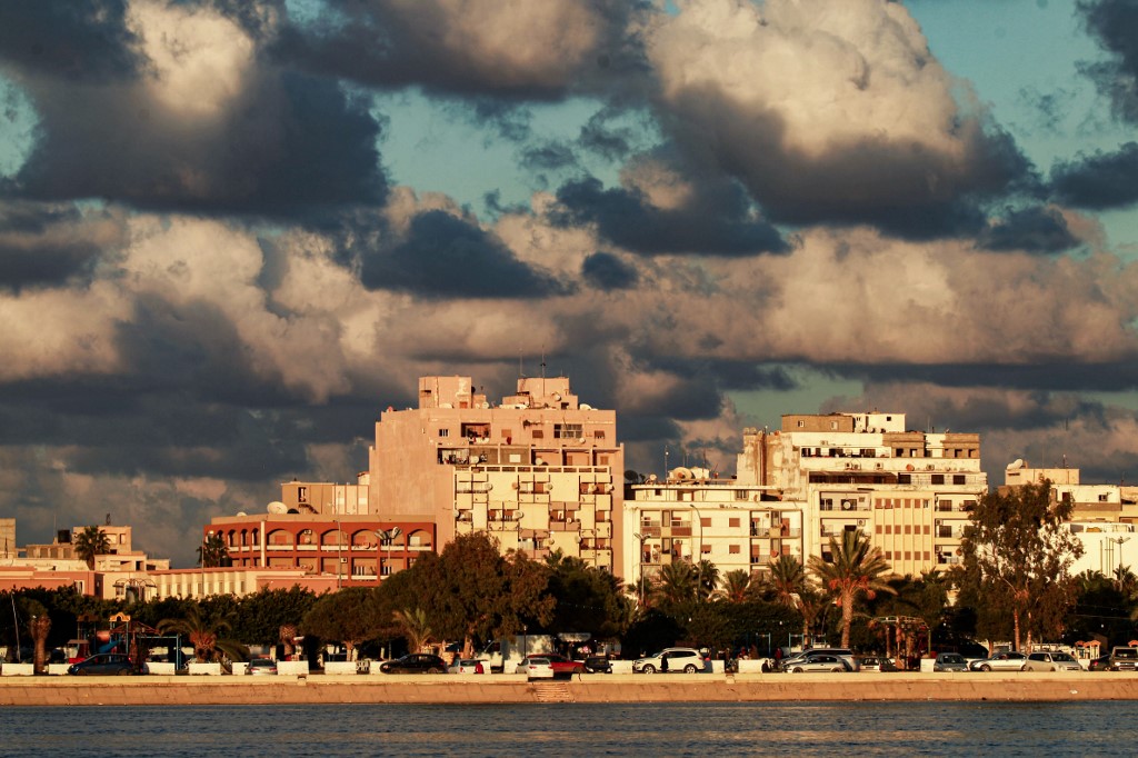 Cette photo prise le 2 novembre 2020 montre une vue des bâtiments près du port de la ville de Benghazi, dans l'est de la Libye. (Abdullah DOMA / AFP)