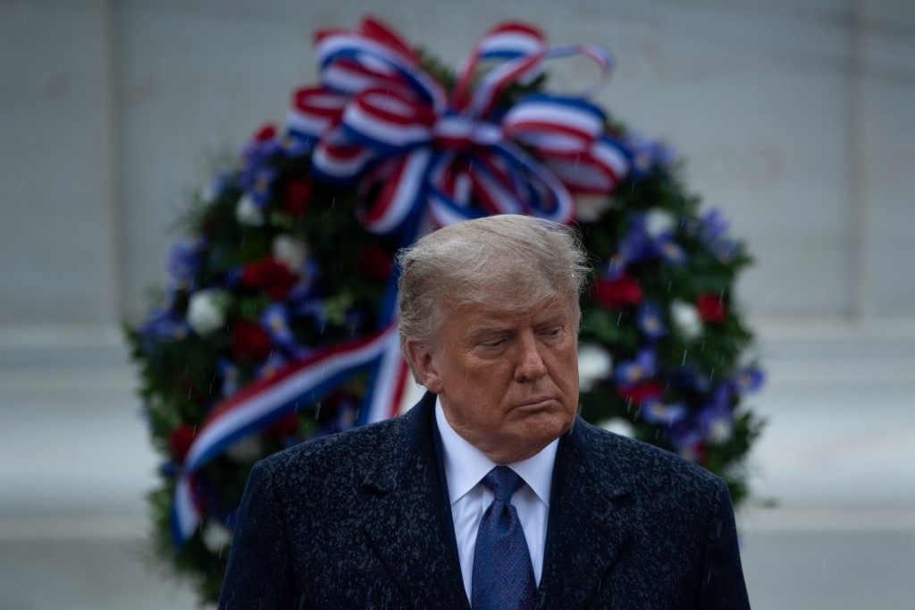 Le président américain Donald Trump assiste à une cérémonie de dépôt de gerbes de la "Journée nationale de l'observance" le 11 novembre 2020 au cimetière national d'Arlington à Arlington, en Virginie. (AFP)