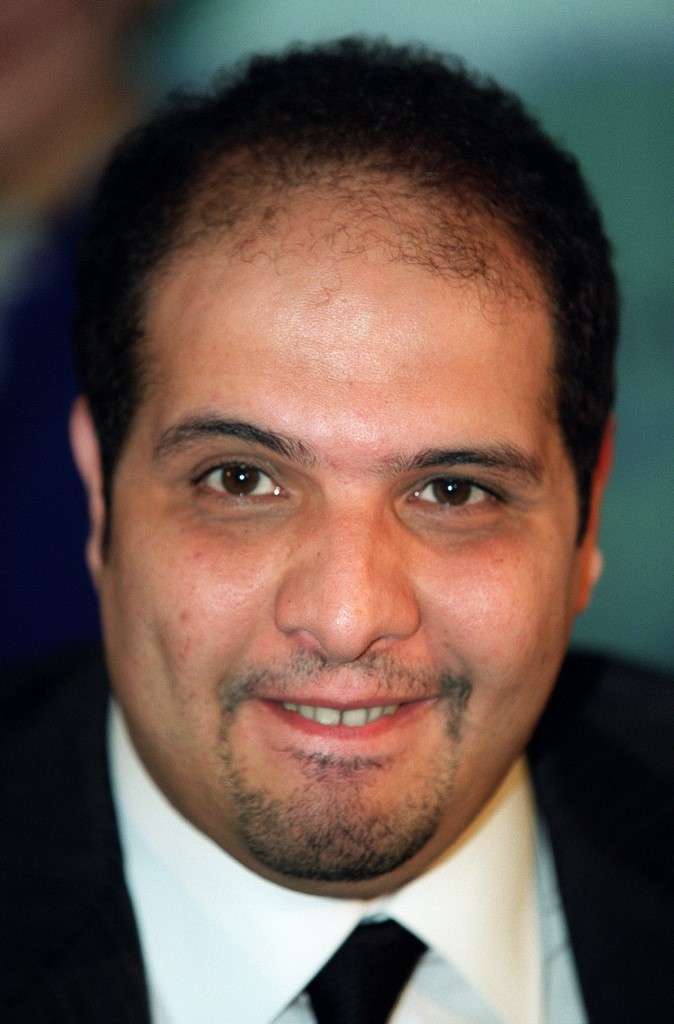 Portrait de Rafik Abdelmoumene Khelifa, alors PDG du groupe algérien Khalifa airways, pris le 11 juin 2001 à Levallois-Perret lors d'une conférence de presse pour présenter le nouveau maillot de l'équipe de football de Marseille affublé du logo de sa compagnie aérienne. (AFP)