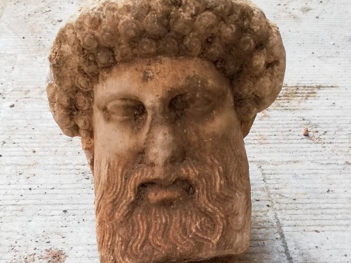 Une tête en marbre d'Hermès trouvée sous une rue d'Athènes