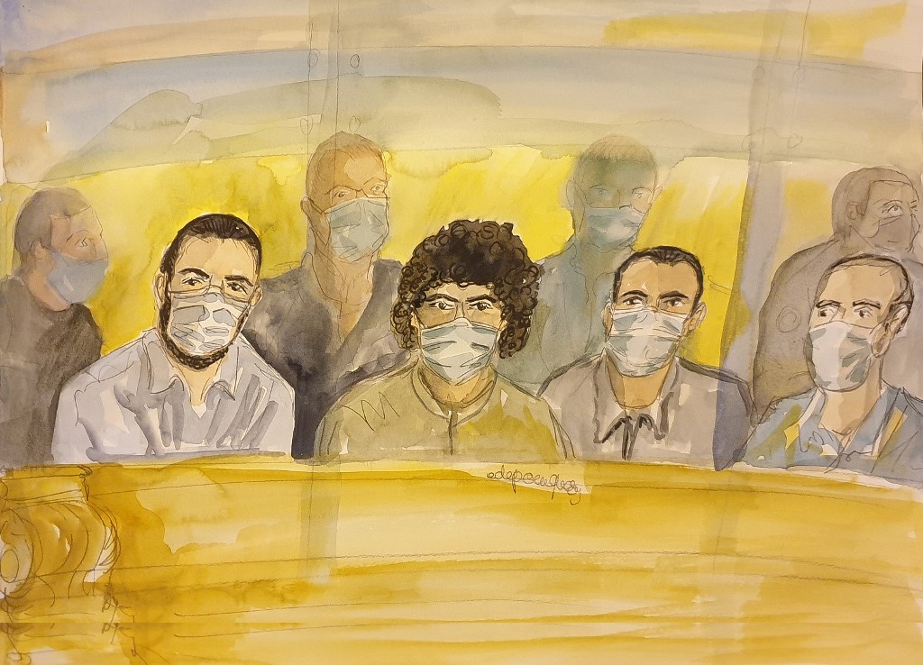 Un croquis de salle d'audience réalisé le 16 novembre 2020 montre les accusés, de gauche à droite: Ayoub El Khazzani, Mohamed Bakkali, Bilal Chatra et Redouane El Amrani Ezzerrifi assis sur le quai du palais de justice de Paris. (AFP)