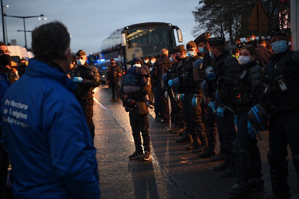 Évacuation d'un important campement de migrants au pied du Stade de France