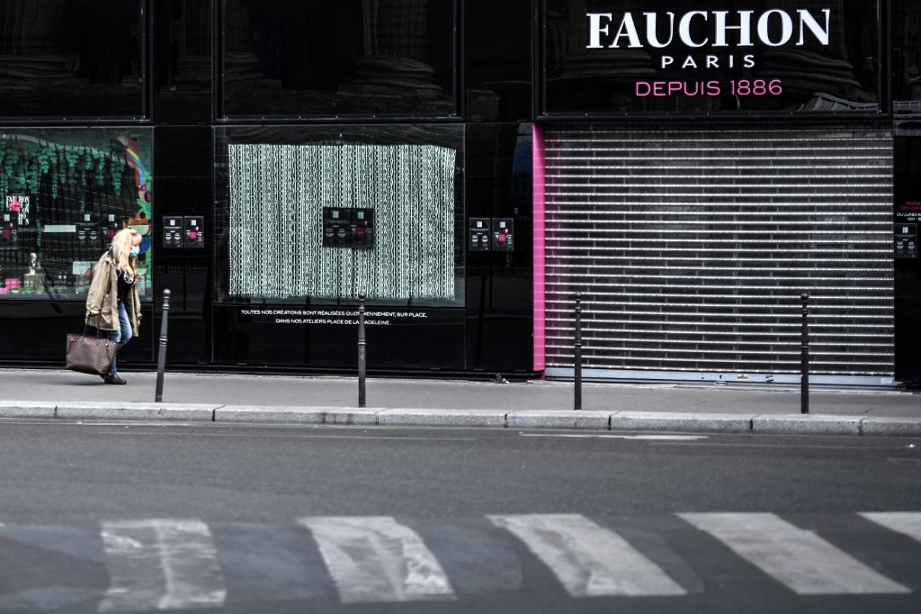 Les grands noms du commerce ont été frappés par une succession de crises: attentats de 2015, mouvement des « gilets jaunes », grèves. La crise sanitaire, qui a tari les flux touristiques et réduit la fréquentation des magasins, leur a asséné le coup de grâce. (AFP)
