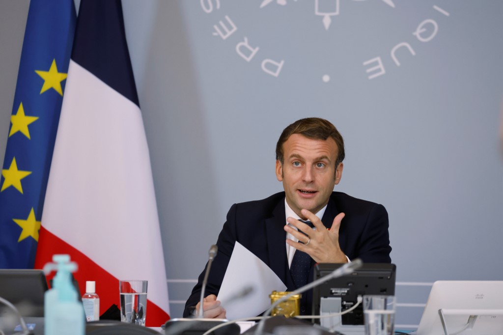 Le président français Emmanuel Macron prend la parole lors d'une visioconférence avec des représentants du monde du sport à l'Elysée à Paris. (AFP)