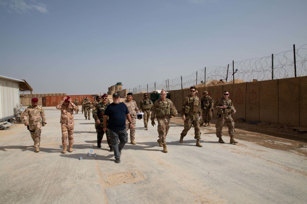 Le commandant de la base de Qaim et son équipe au bataillon d'aviation de l'armée irakienne. (AFP)