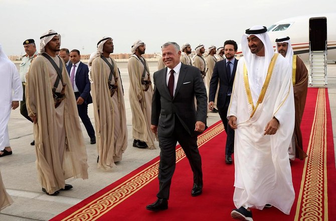 Une photo d'archives montre cheikh Mohamed ben Zayed recevant le roi Abdallah II à l'aéroport Al Bateen en 2019. (AFP)