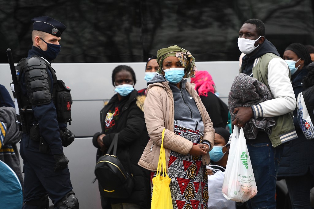 Une vidéo d'errance forcée d'exilés près de Paris suscite une vive émotion