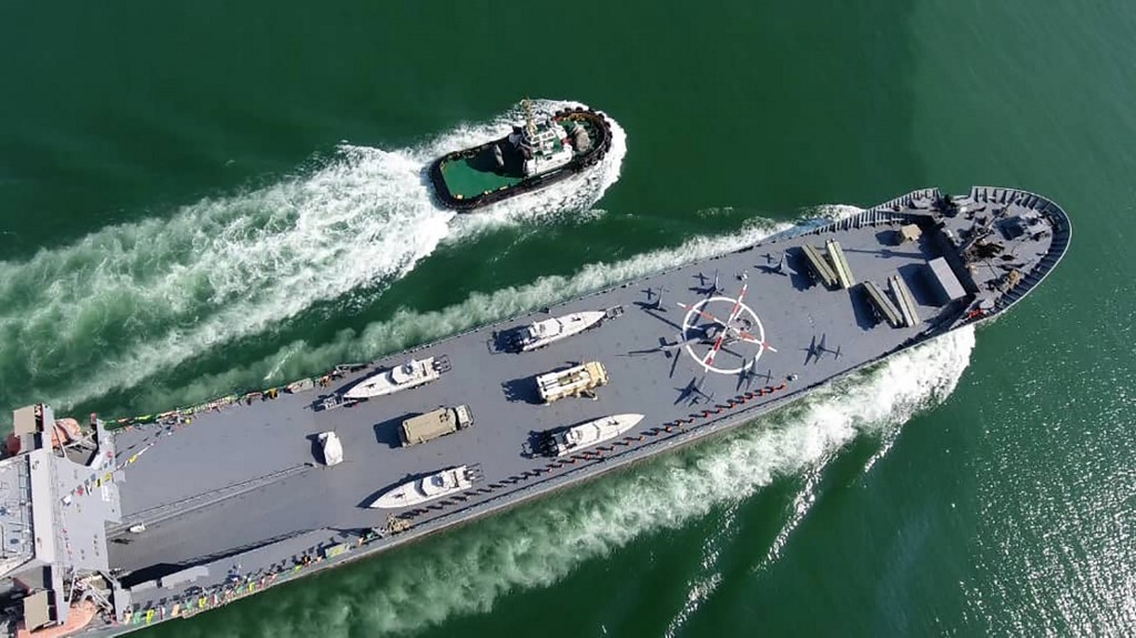 L’Iran révèle un nouveau navire de guerre polyvalent