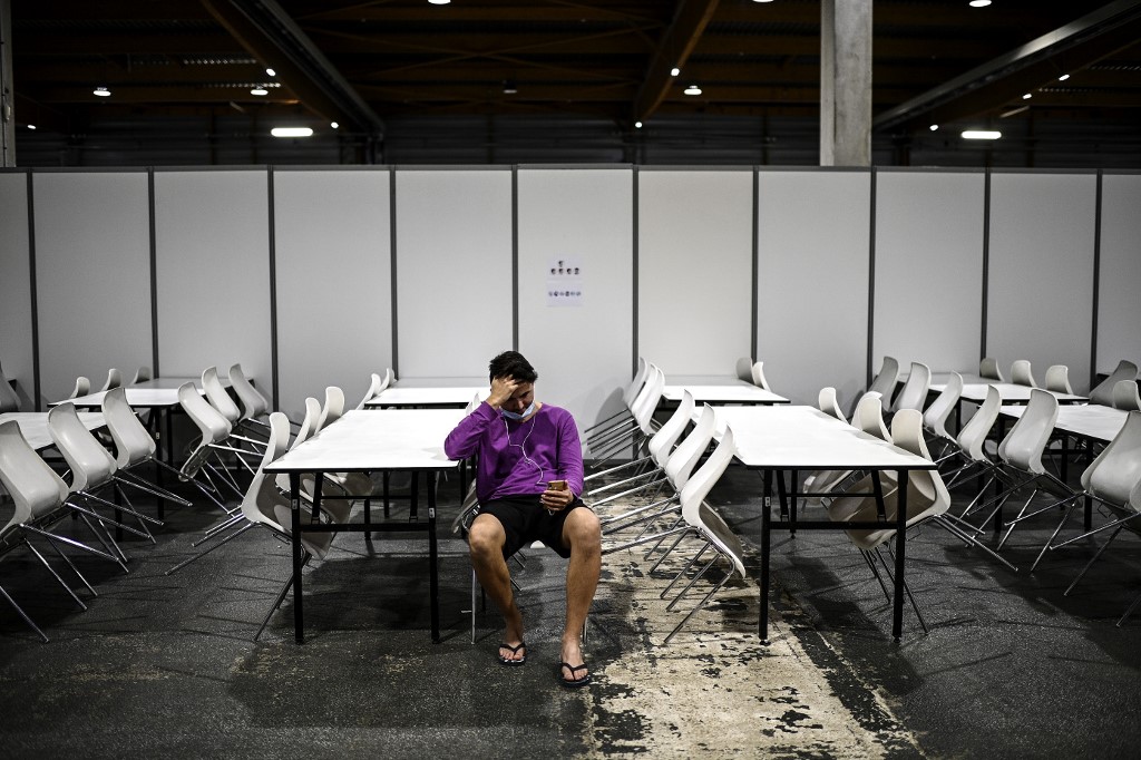 Dans des hébergements d'urgence en France, des migrants à la croisée des chemins