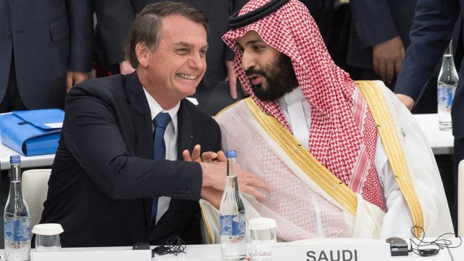 Le président brésilien Jair Bolsonaro (à gauche) serre la main du prince héritier saoudien Mohammed ben Salmane alors qu’ils assistent à une réunion sur l’économie numérique au sommet du G20 à Osaka. (Fichier / AFP)