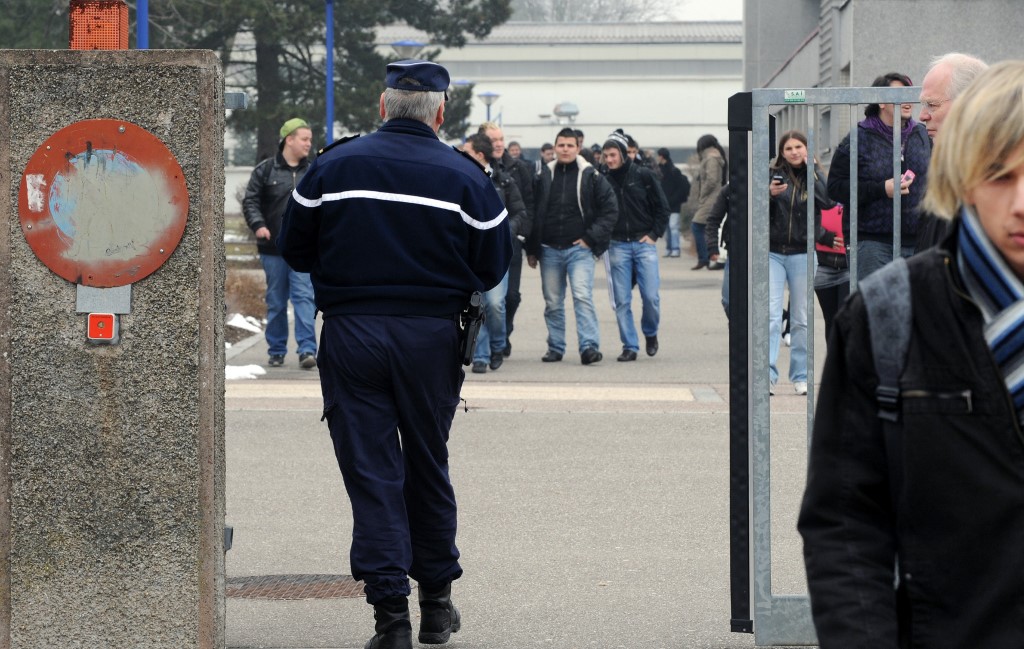 Face à la fronde des défenseurs des libertés publiques et des sociétés de journalistes, le gouvernement a détaillé l'article litigieux qui pénalise d'un an de prison et 45.000 euros d'amende la diffusion de « l'image du visage ou tout autre élément d'identification » des forces de l'ordre en intervention quand elle porte « atteinte » à leur « intégrité physique ou psychique ». (AFP)