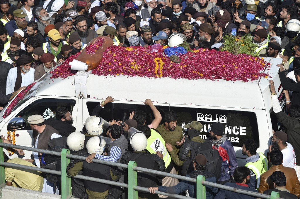 Pakistan: foule immense aux funérailles d'un islamiste à l'origine de manifestations anti-françaises