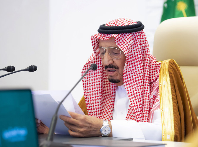 Dans cette photo fournie par le Palais Royal saoudien, le roi Salman prononce son discours d'ouverture lors du sommet virtuel du G20 organisé par l'Arabie saoudite à Riyad, le samedi 21 novembre 2020 (AP)