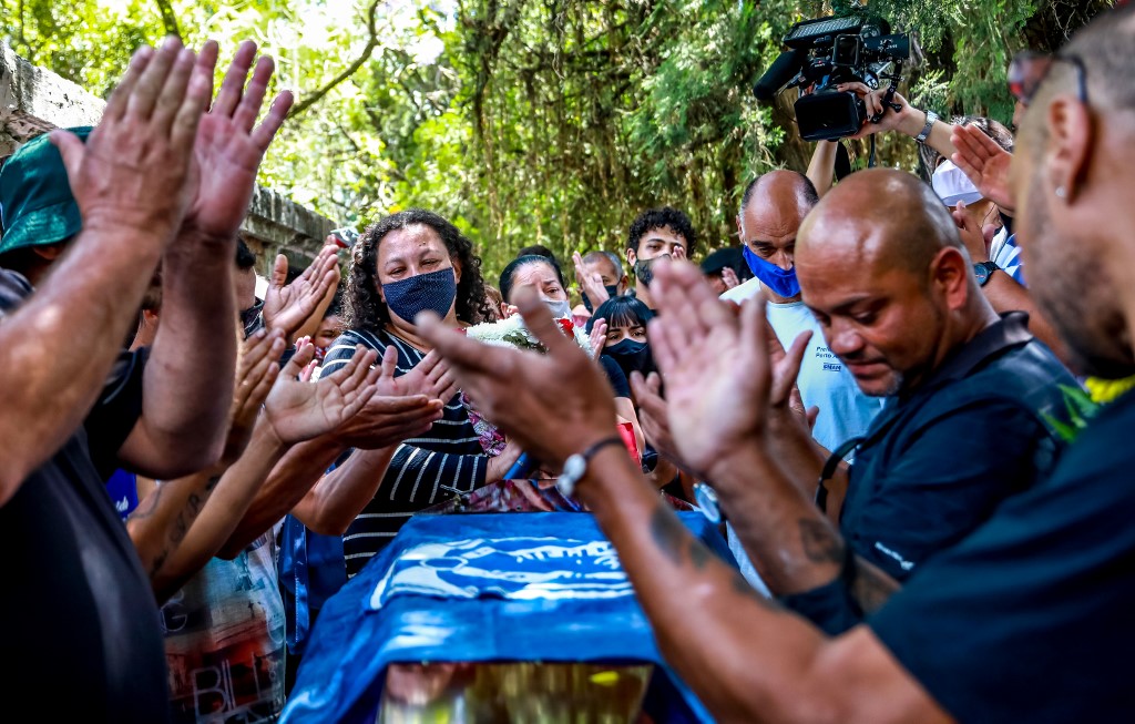 Des proches et amis de Joao Alberto Silveira Freitas, décédé après avoir été battu par des agents de sécurité blancs dans un supermarché appartenant au groupe Carrefour, assistent à ses funérailles à Porto Alegre, Brésil, le 21 novembre 2020.(AFP)