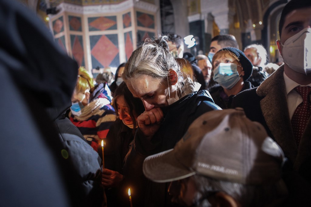 Un deuil réagit alors que des fidèles orthodoxes rendent leurs derniers respects au défunt patriarche serbe Irinej lors de son service funèbre au temple Saint Sava à Belgrade le 22 novembre 2020. (AFP)