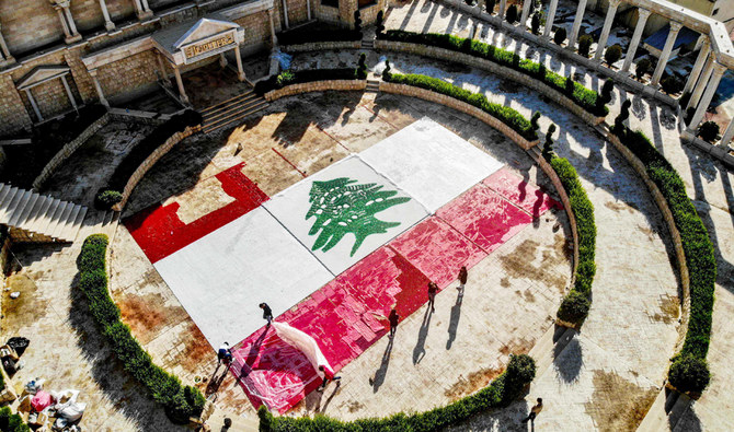 Les manifestants célèbrent la Fête de l'indépendance du Liban avec des balais et du basilic