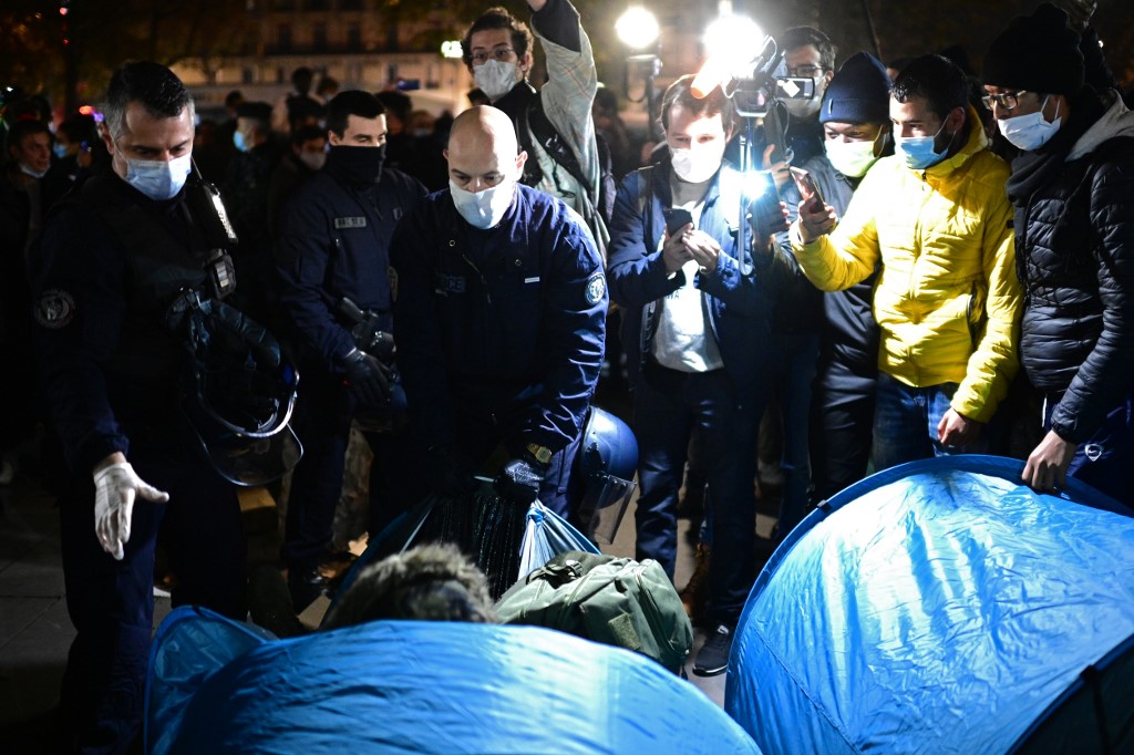 Evacuation de migrants: Darmanin sous les tirs croisés des oppositions