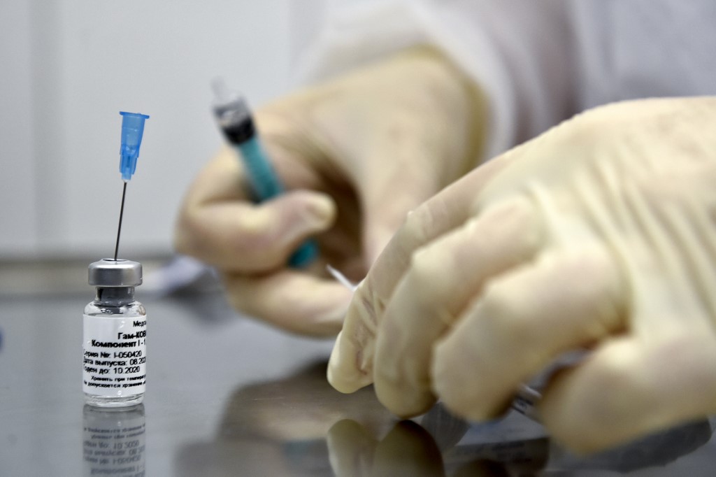 Les «résultats préliminaires obtenus sur des volontaires 42 jours après l'injection de la première dose » ont montré que « l'efficacité du vaccin était de plus de 95%». (AFP)