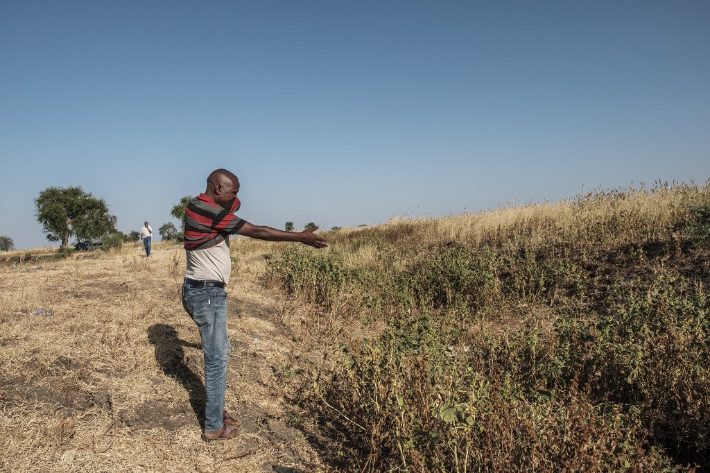 Un homme réagit et se couvre le nez alors qu'il se tient près d'un fossé dans la périphérie de Mekele. (AFP)