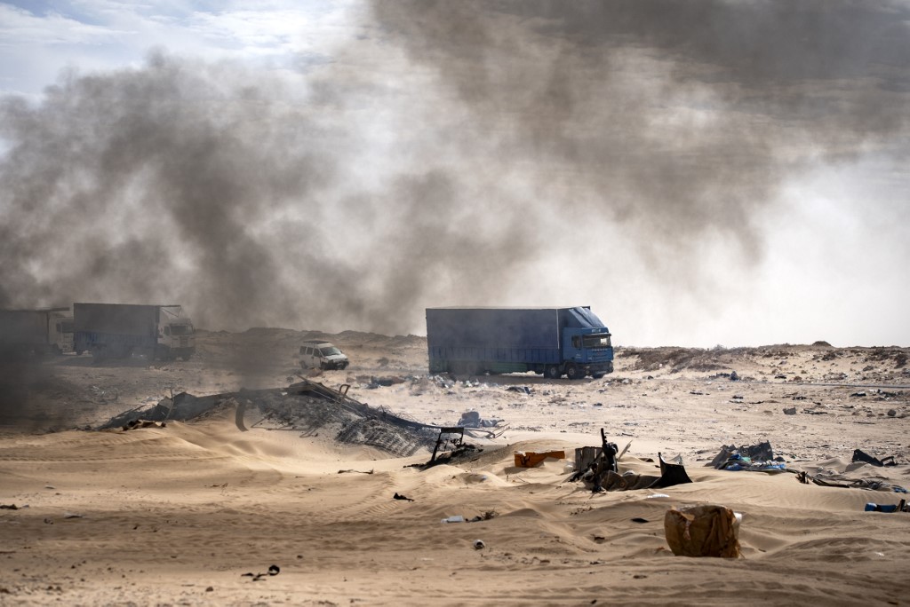 Combustion de déchets sur une route entre le Maroc et la Mauritanie à Guerguerat. (AFP)