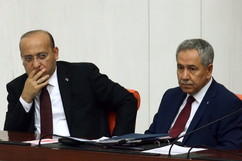 Bulent Arinc (à droite) et Yalcin Akdogan assistent à une réunion au Parlement turc à Ankara le 29 juillet 2015, à la suite d'un Parti populaire républicain. (AFP)