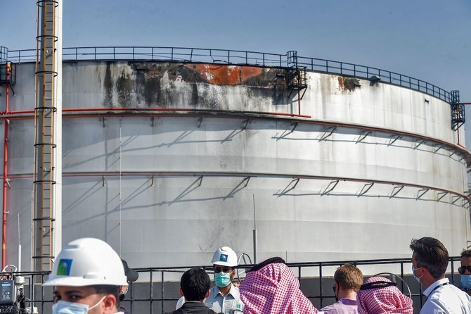 Des journalistes examinent un silo endommagé un jour après une attaque contre l'installation pétrolière Saudi Aramco dans la ville saoudienne de Djeddah sur la mer Rouge, le 24 novembre 2020. (AFP)