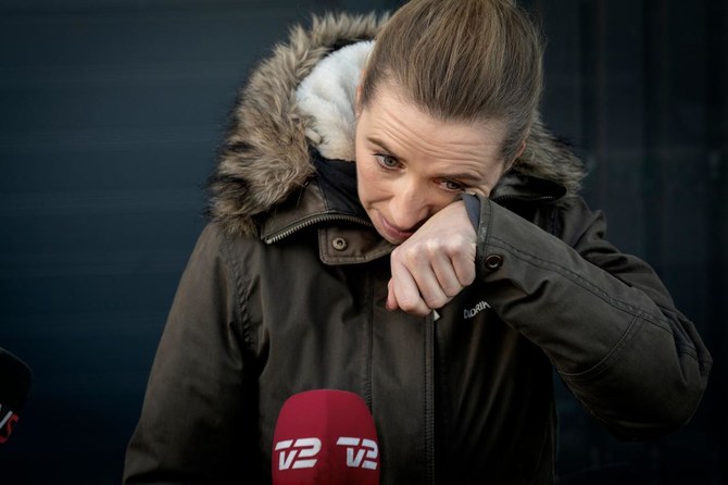 La Première ministre du Danemark, Mette Frederiksen, réagit en rencontrant des journalistes après avoir visité une ferme de visons fermée et vide près de Kolding, au Danemark, le 26 novembre 2020. (AFP).