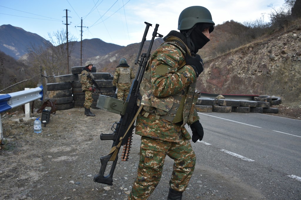 Un soldat arménien monte la garde à un point de contrôle de la ligne de démarcation sur la route de Kalbajar près du village de Charektar le 25 novembre 2020. (AFP).